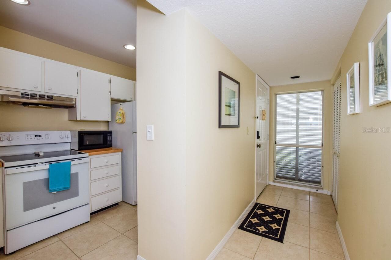 Hallway/Kitchen - 439 CERROMAR LN #310, VENICE
