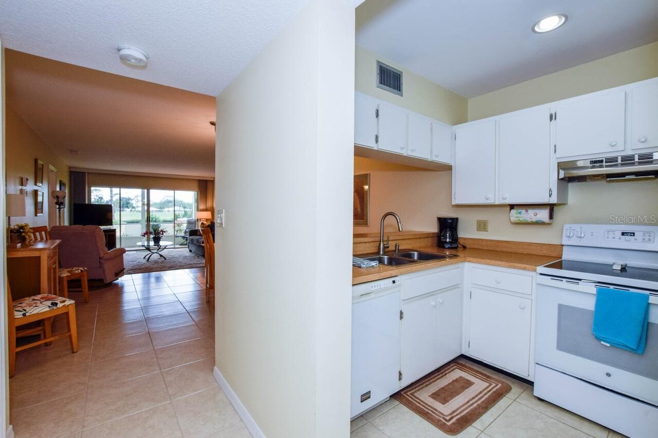 Living Room/Kitchen - 439 CERROMAR LN #310, VENICE