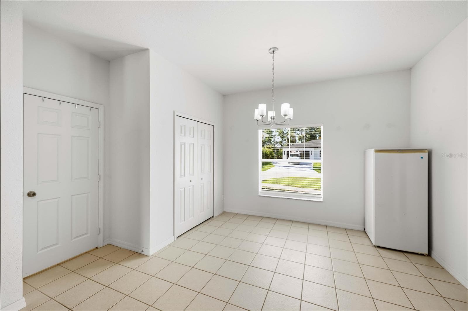 Pantry to the left and eat in kitchen area - 1150 KNOTTY PINE AVE, NORTH PORT