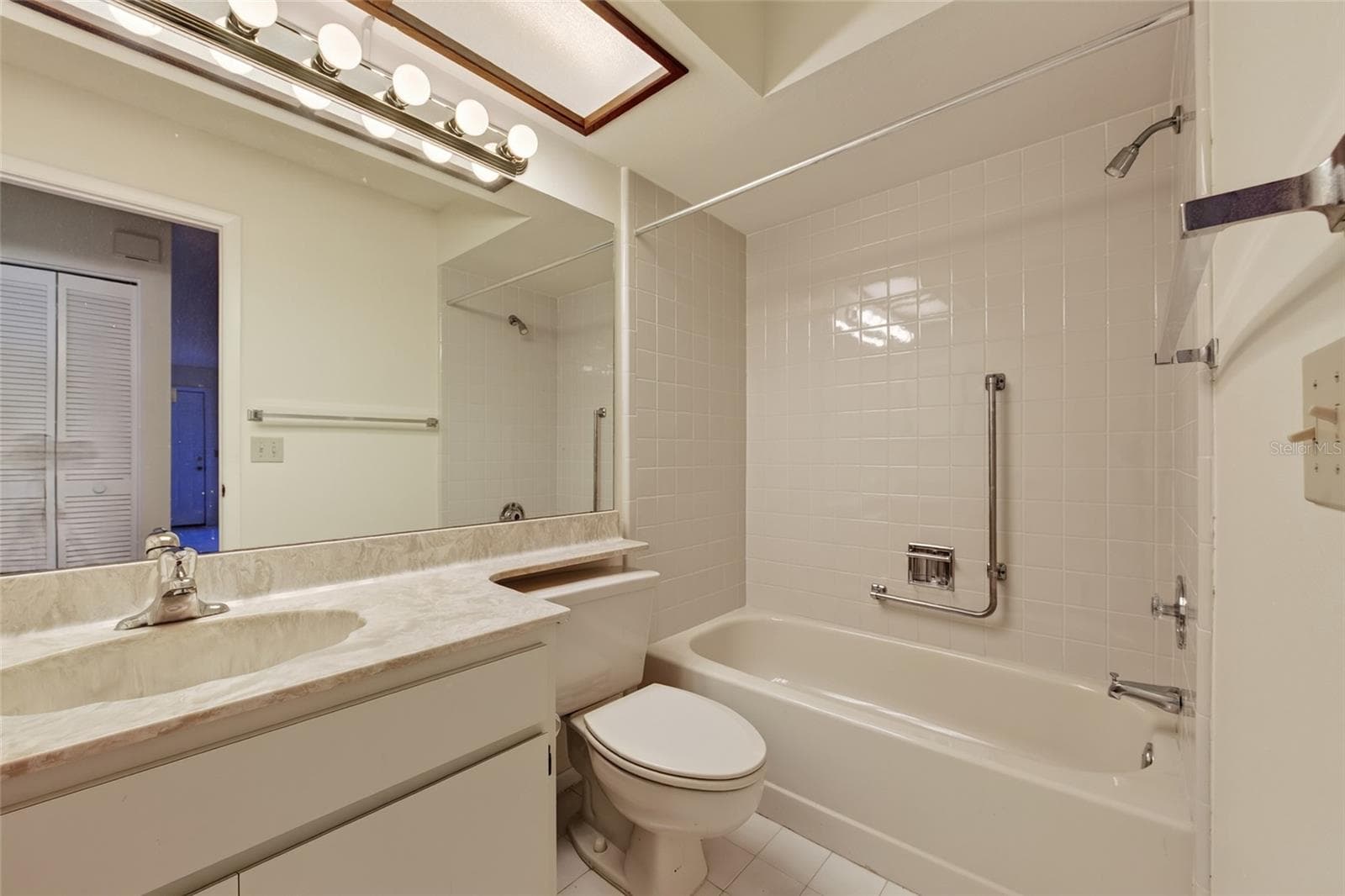 Front Bathroom- 9545 Danville Court, #42, New Port Richey, FL 34655Wedgewood Village Condos in Heritage Lake - 9545 DANVILLE CT #42, NEW PORT RICHEY