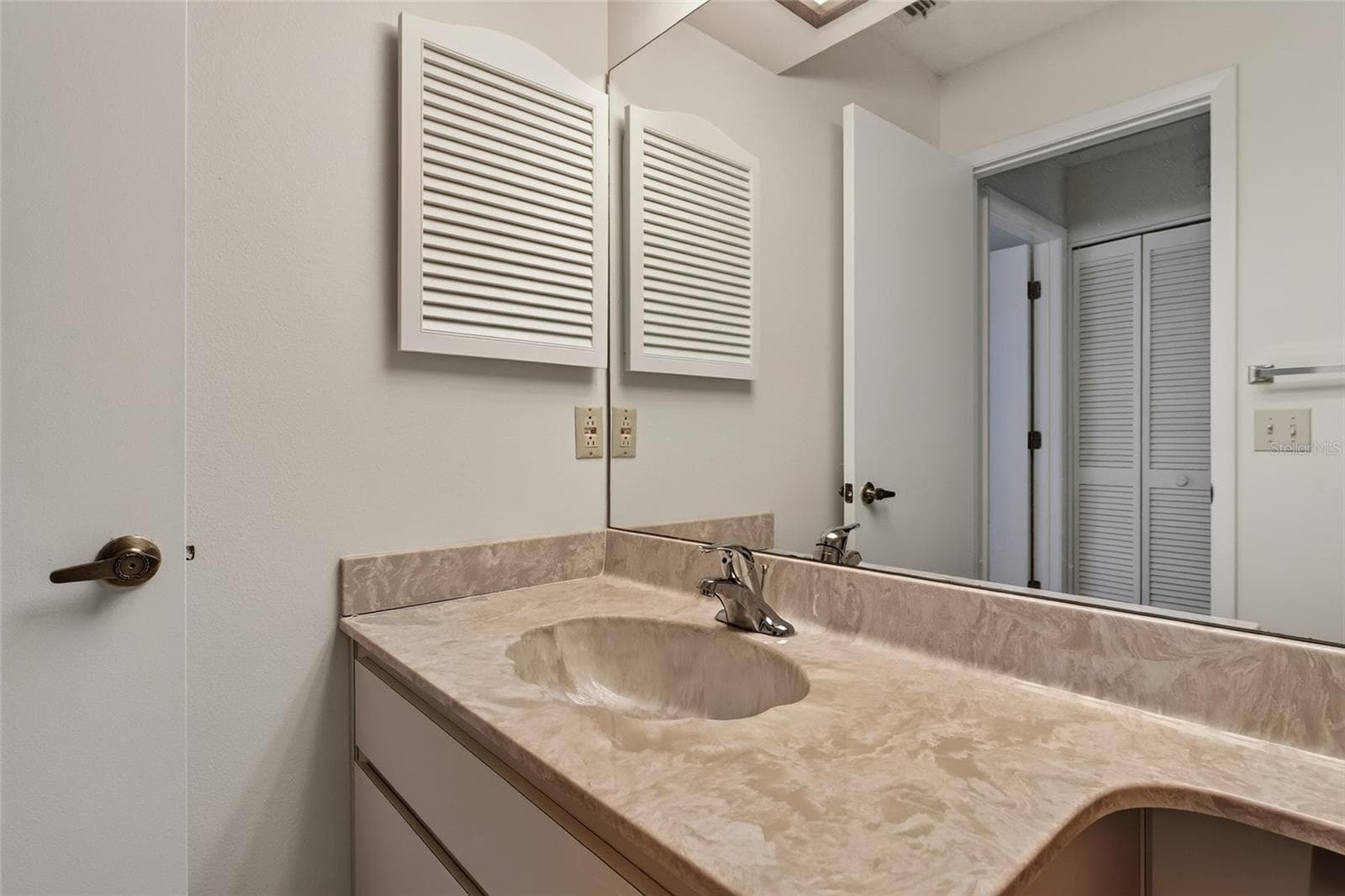 Front Bathroom- 9545 Danville Court, #42, New Port Richey, FL 34655Wedgewood Village Condos in Heritage Lake - 9545 DANVILLE CT #42, NEW PORT RICHEY