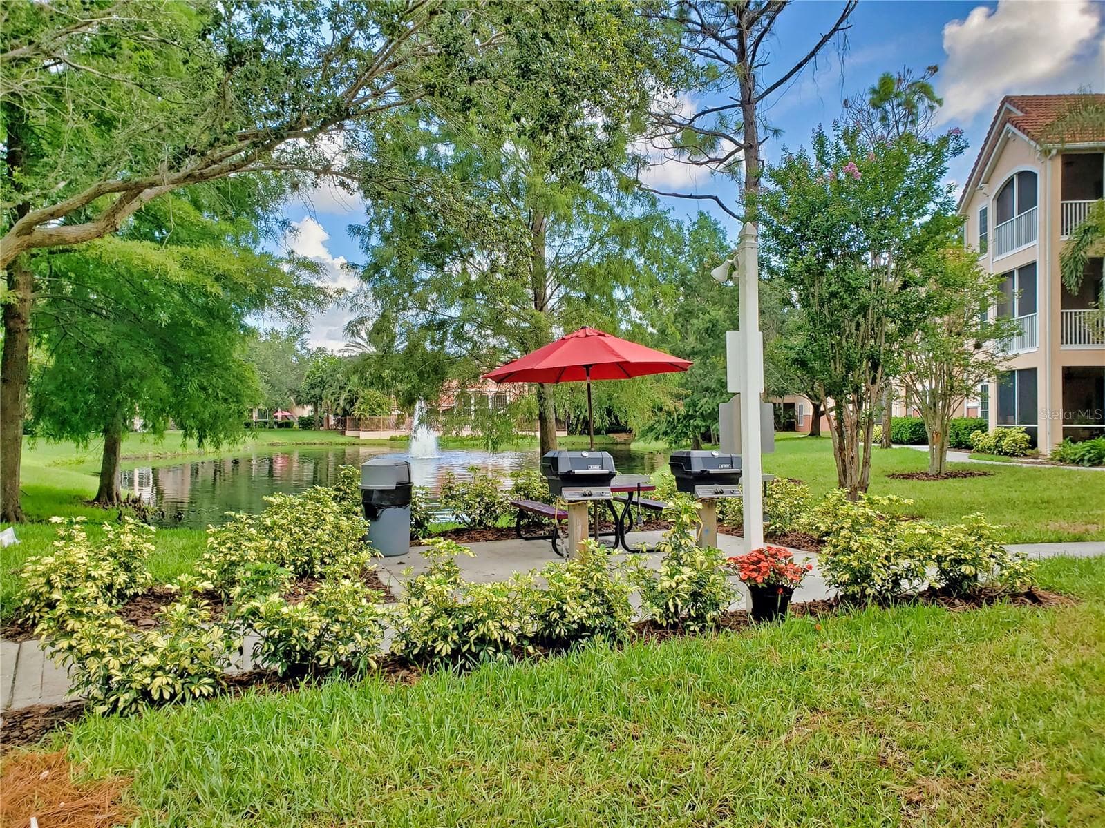 Picnic with gas grill - 4138 CENTRAL SARASOTA PKWY #1521, SARASOTA