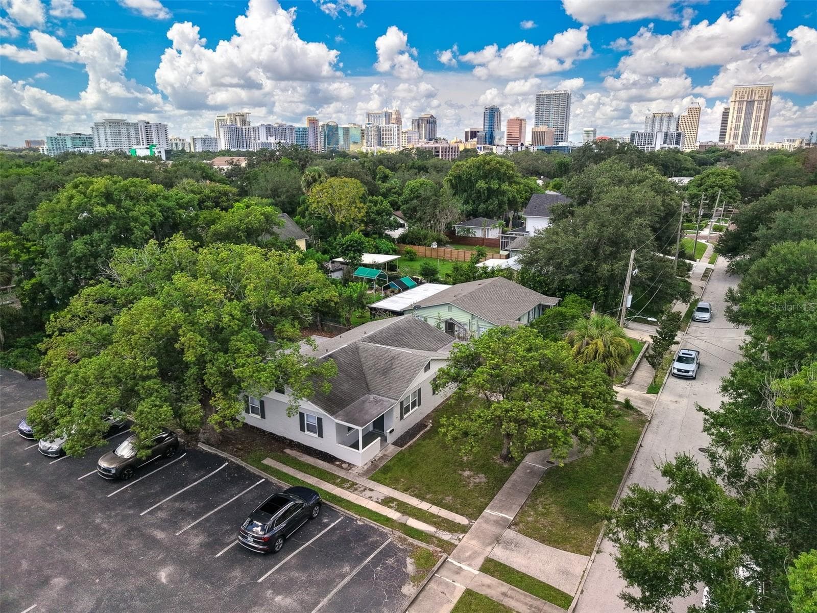 Walk, ride, 1 minute drive to Lake Eola and Downtown Orlando - 1104 E HARWOOD ST, ORLANDO