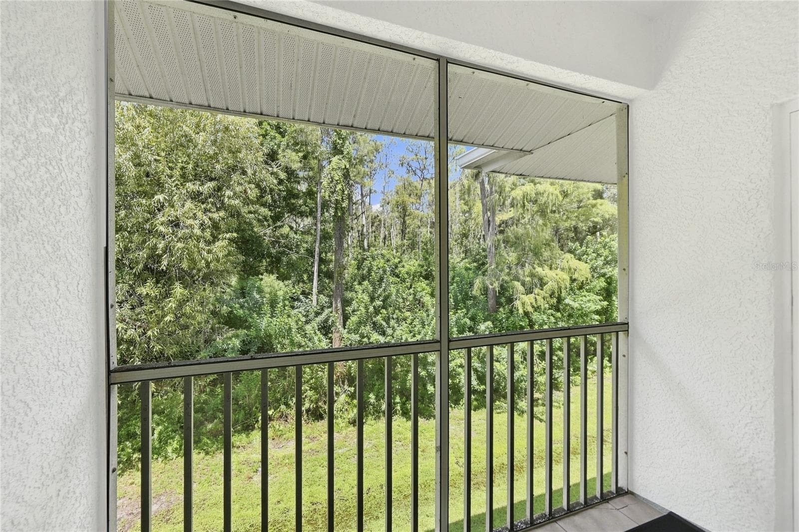 Screened lanai with private wooded view - 8423 BERNWOOD COVE LOOP #410, FORT MYERS