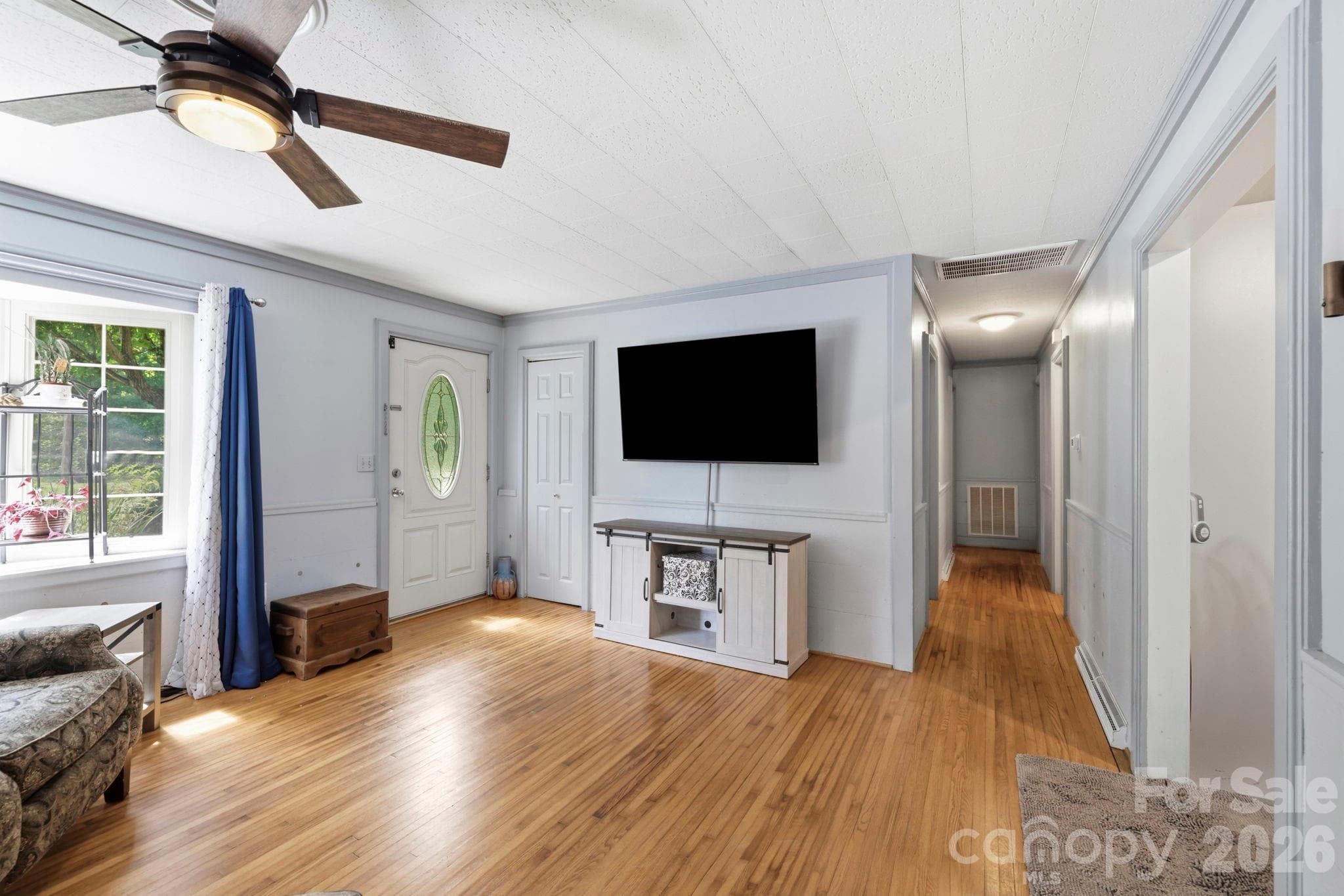 Living room - 10687 Cruso Road, Canton