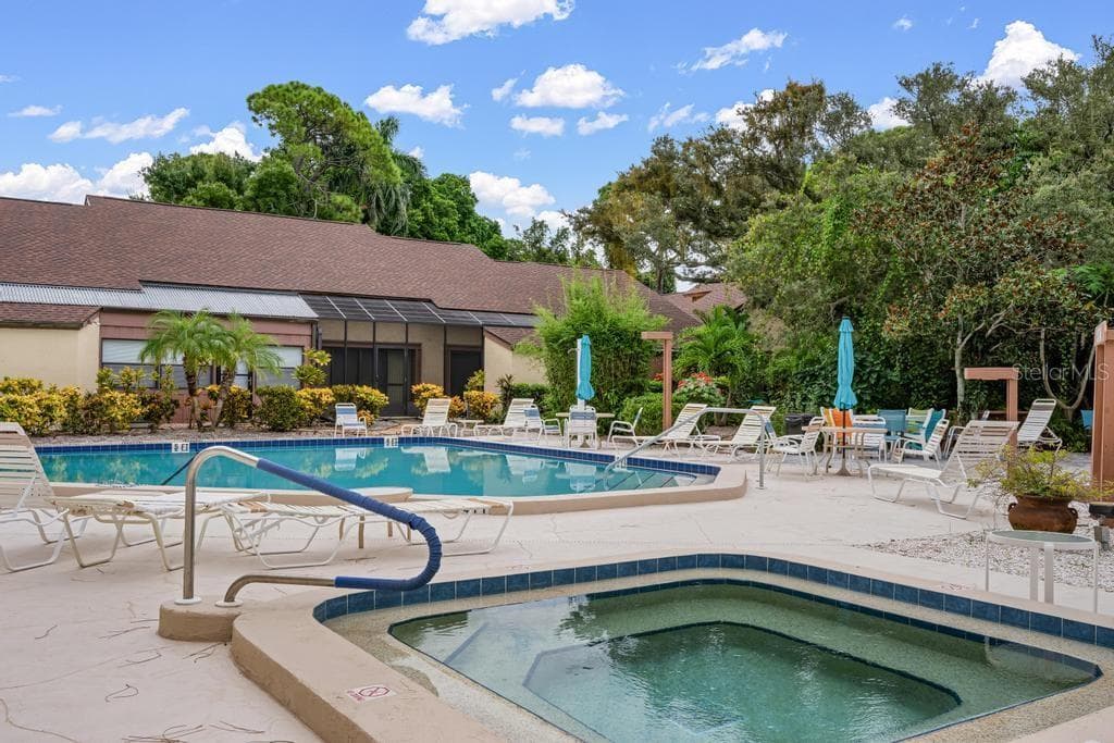 Community Pool & Spa - 7623 4TH AVE W #7623, BRADENTON