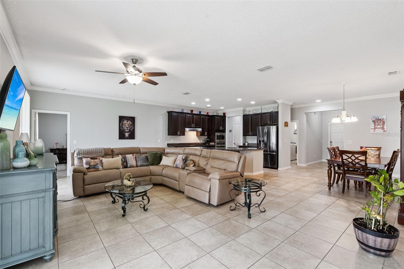 Open floor plan, kitchen/family room combo - 1945 DUNN COVE DR, APOPKA