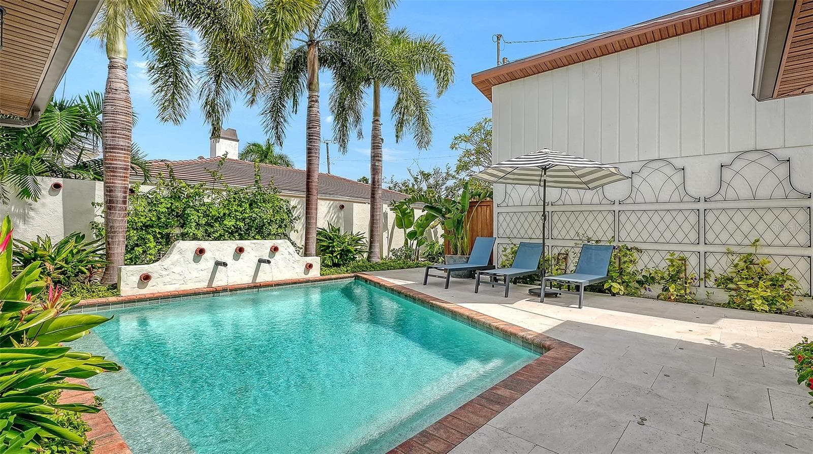 Single Family Residence at 556 N WASHINGTON DR, SARASOTA, photo 6 of 65
