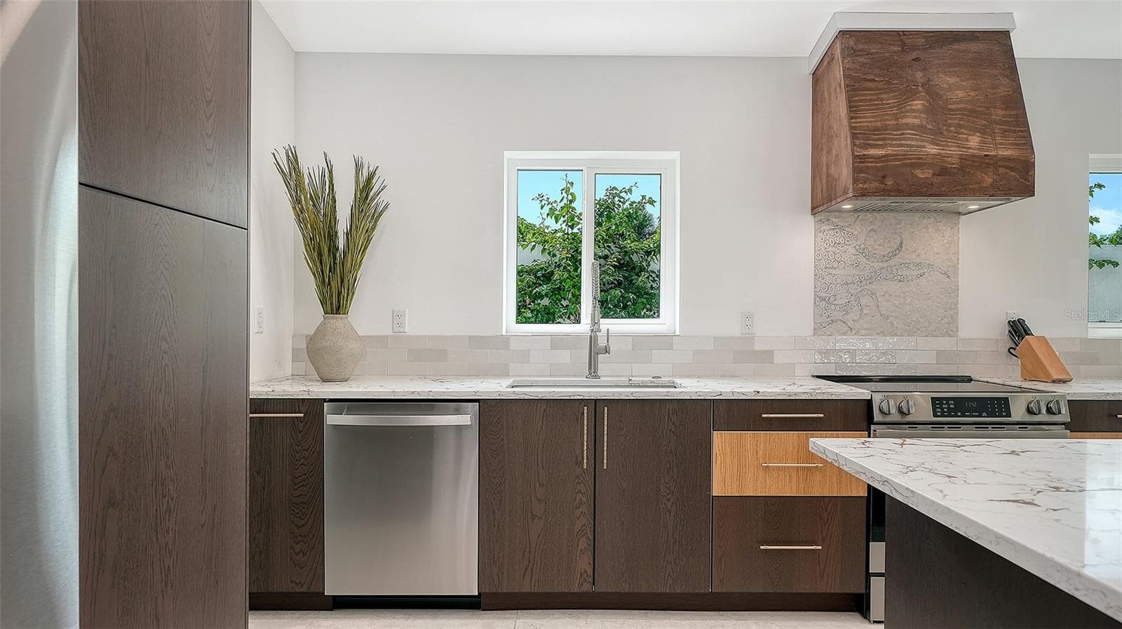 Single Family Residence at 556 N WASHINGTON DR, SARASOTA, photo 16 of 65