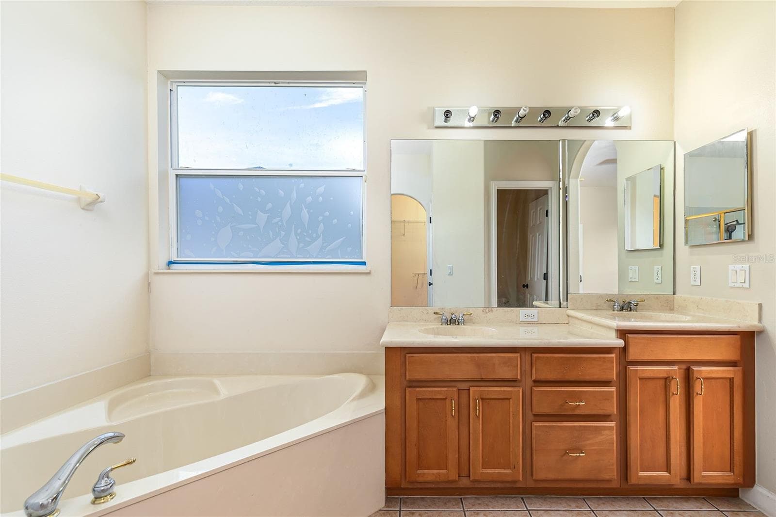 Primary Suite - Bathroom - 4302 CONROY CLUB DR, ORLANDO