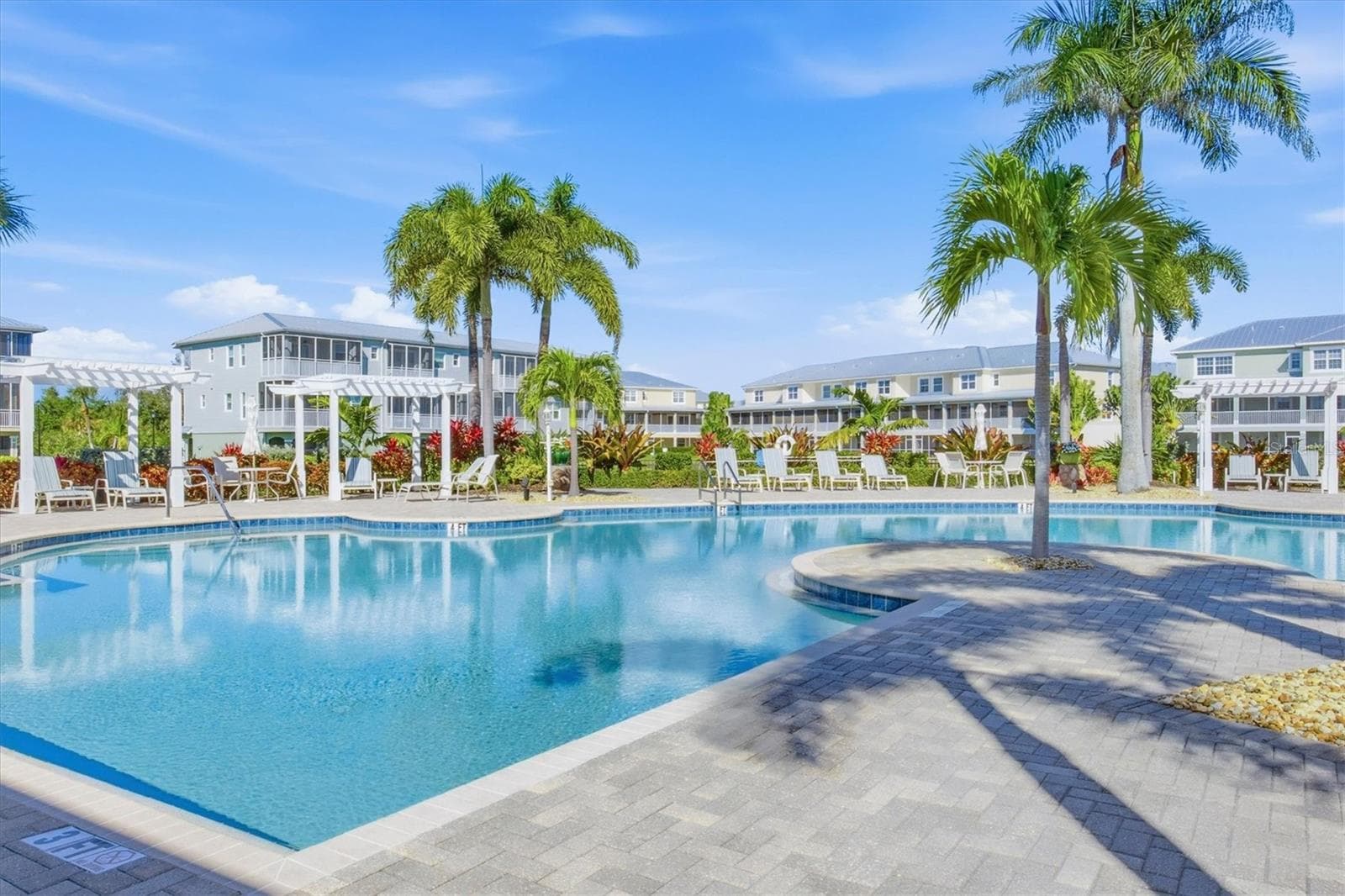 Spacious pool with lounging areas - 10301 CORAL LANDINGS LN #5, PLACIDA