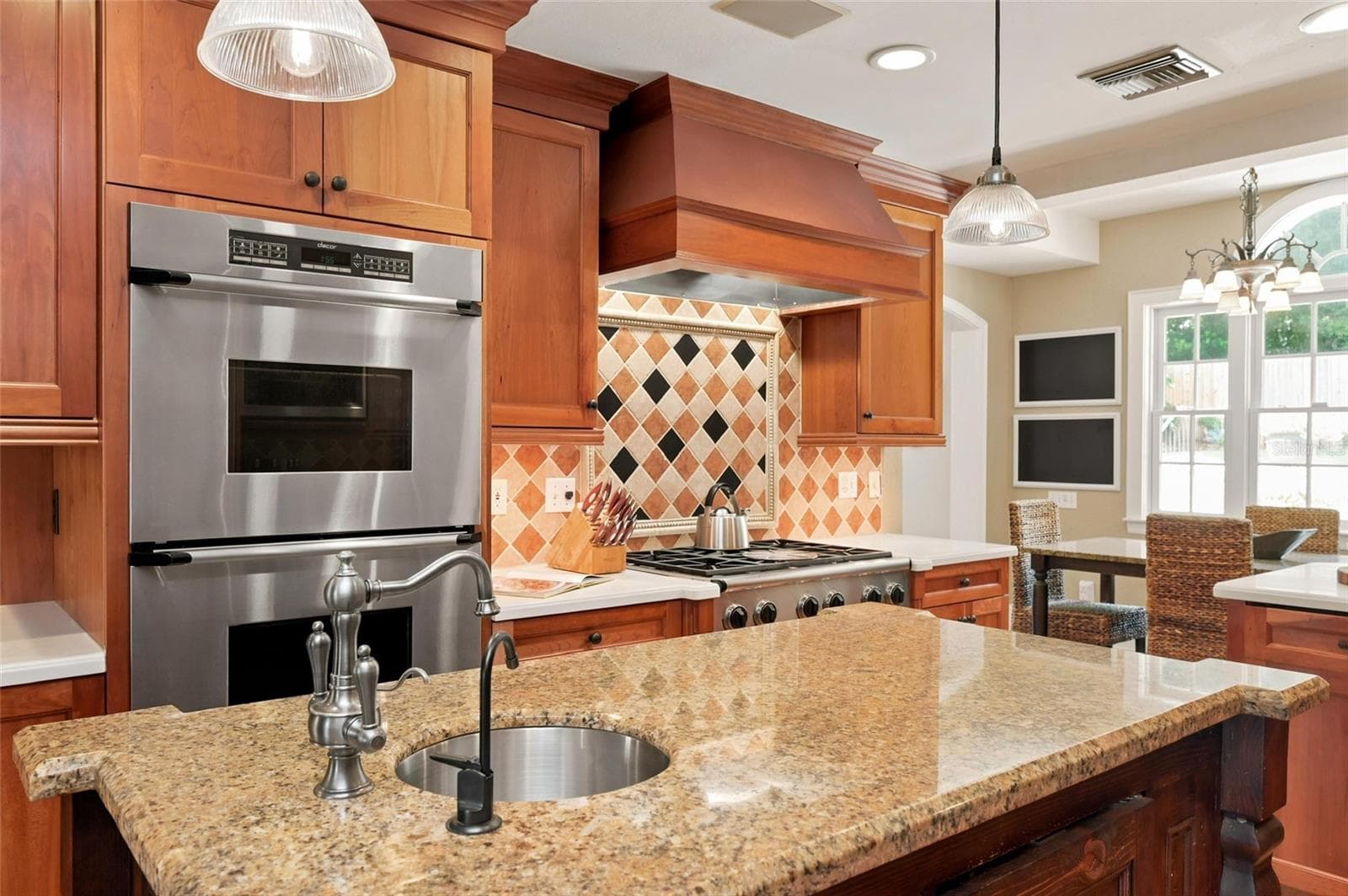 Kitchen with Gas Cooktop, Vent Hood, Built-in Ovens and Ample Countertop Space. - 1221 DORCHESTER ST, ORLANDO
