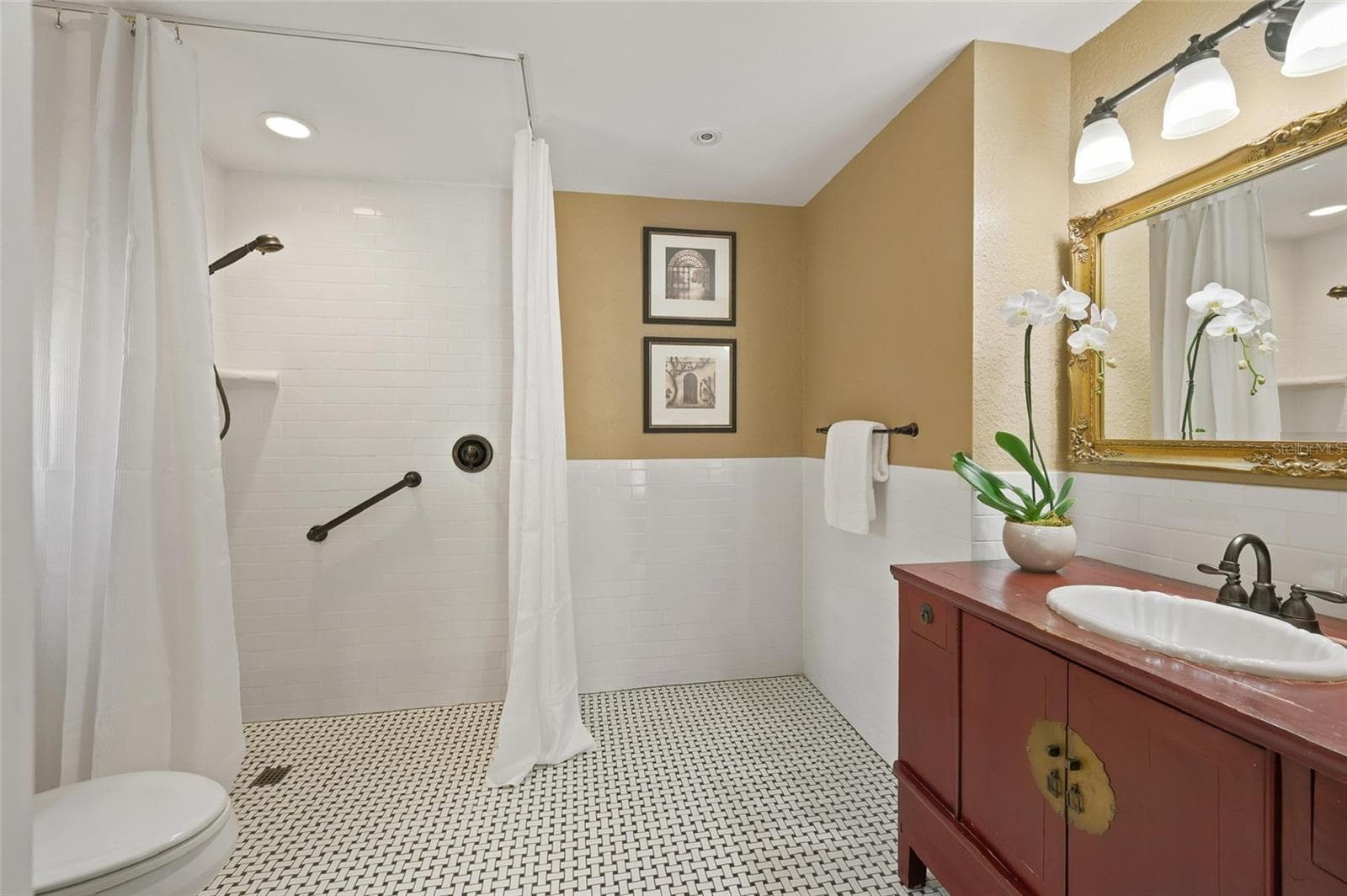First-Floor Primary Bath with Zero-Entry Shower - 1221 DORCHESTER ST, ORLANDO