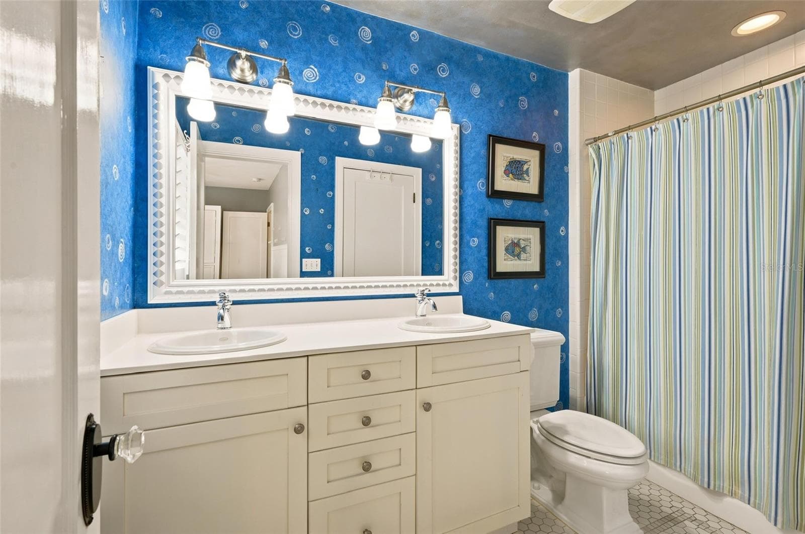 Jack-and-Jill-Style Full Bath - 1221 DORCHESTER ST, ORLANDO
