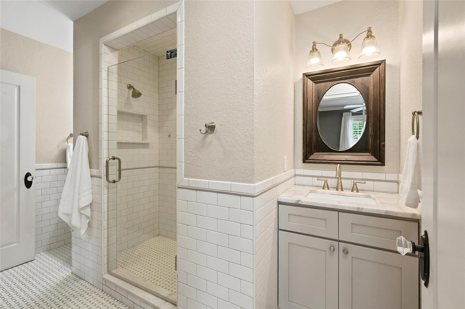 Jack-and-Jill-Style Full Bath - 1221 DORCHESTER ST, ORLANDO