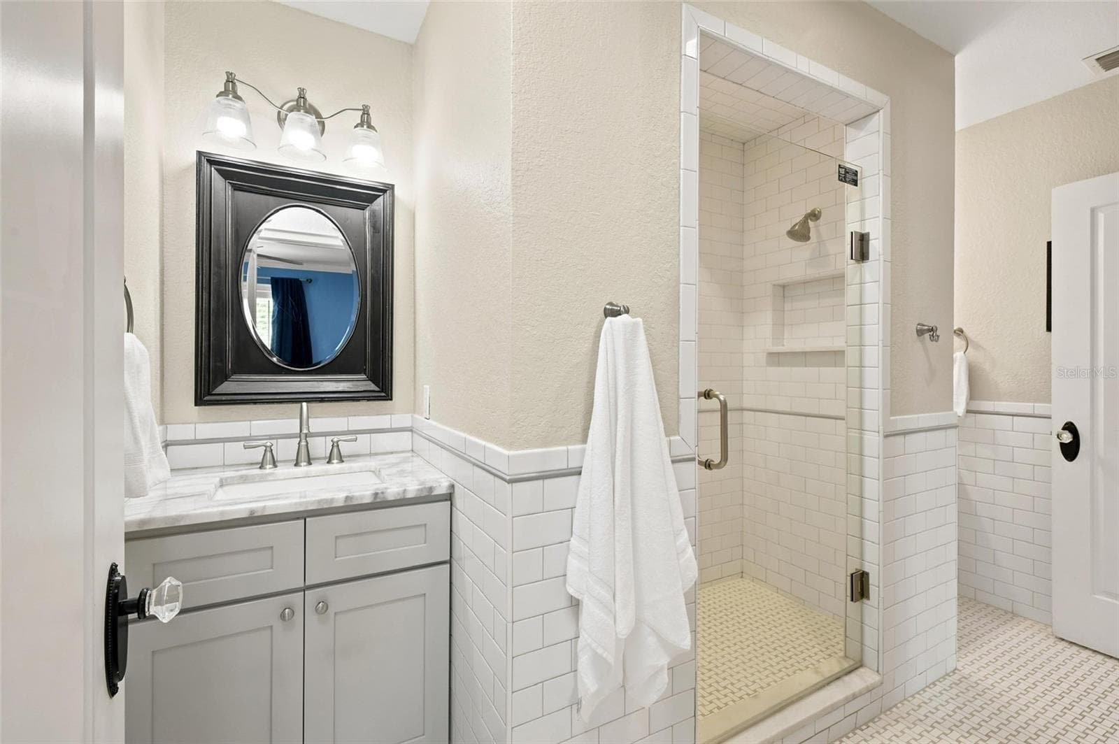 Jack-and-Jill-Style Bath with Walk-In Shower - 1221 DORCHESTER ST, ORLANDO