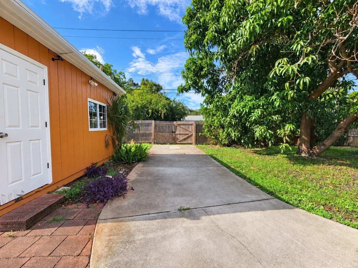 Backyard driveway to dbl gate w/alley access - 6711 DARTMOUTH AVE N, ST PETERSBURG