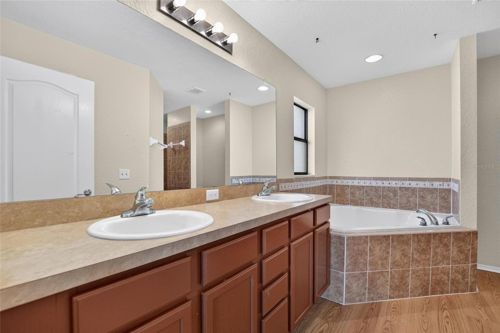 Single Family Residence at 212 MAJESTIC GARDENS LN, WINTER HAVEN, photo 29 of 48
