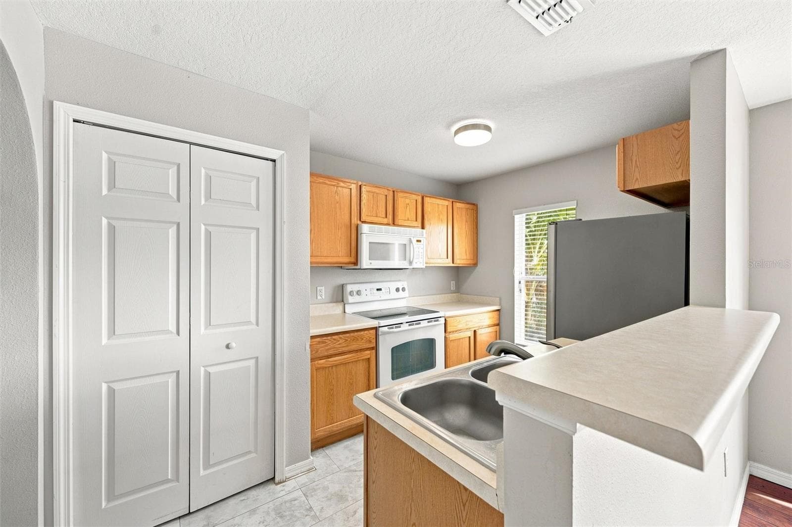 Townhouse at 3805 EXETER LN, LAKELAND, photo 13 of 52