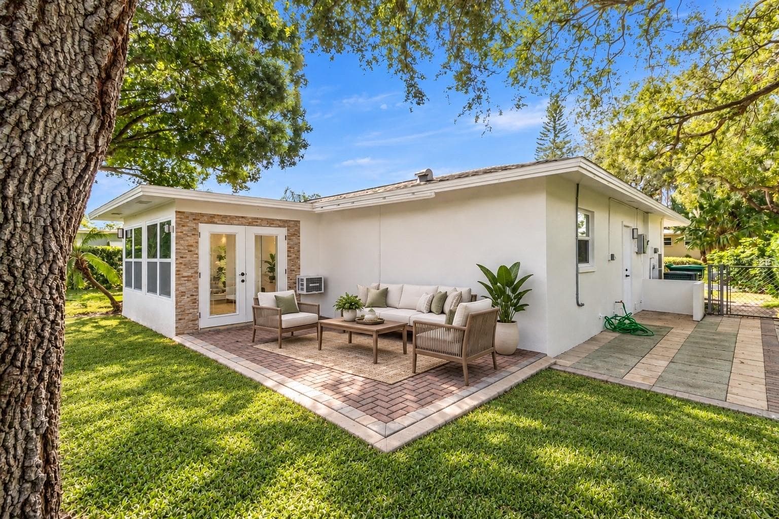 Single Family Residence at 2040 FOREST DR, CLEARWATER, photo 23 of 24