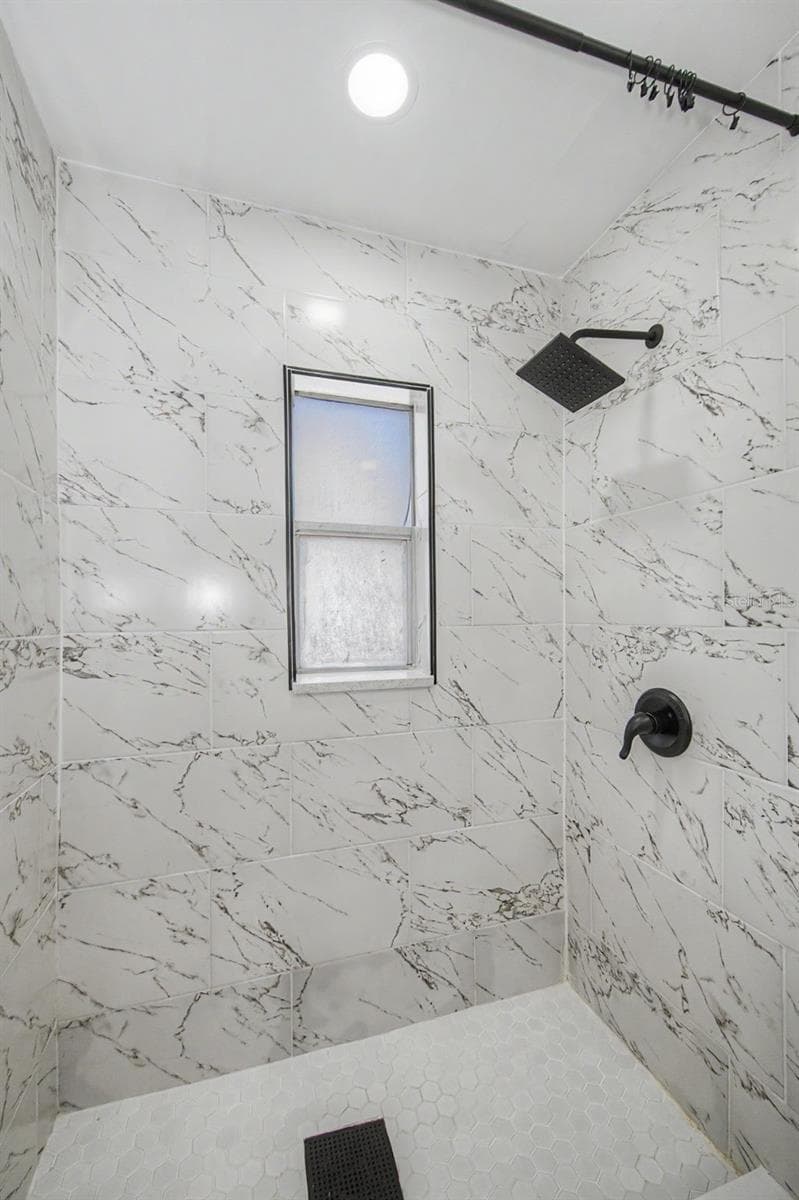 Walk-In Shower - 1001 QUEEN ST S, ST PETERSBURG
