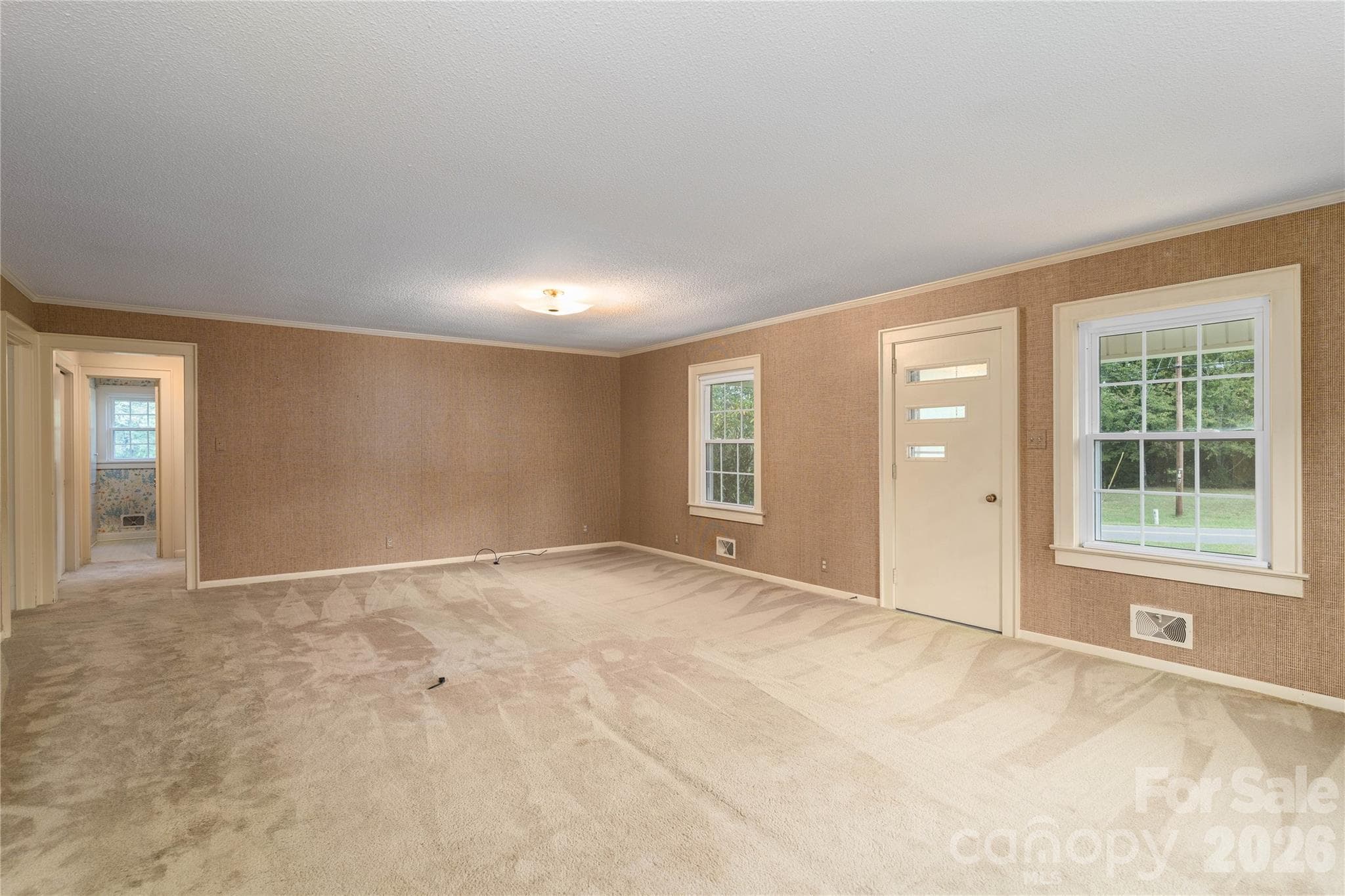 Extra large living room space - 5271 Harris Farm Road, Hickory