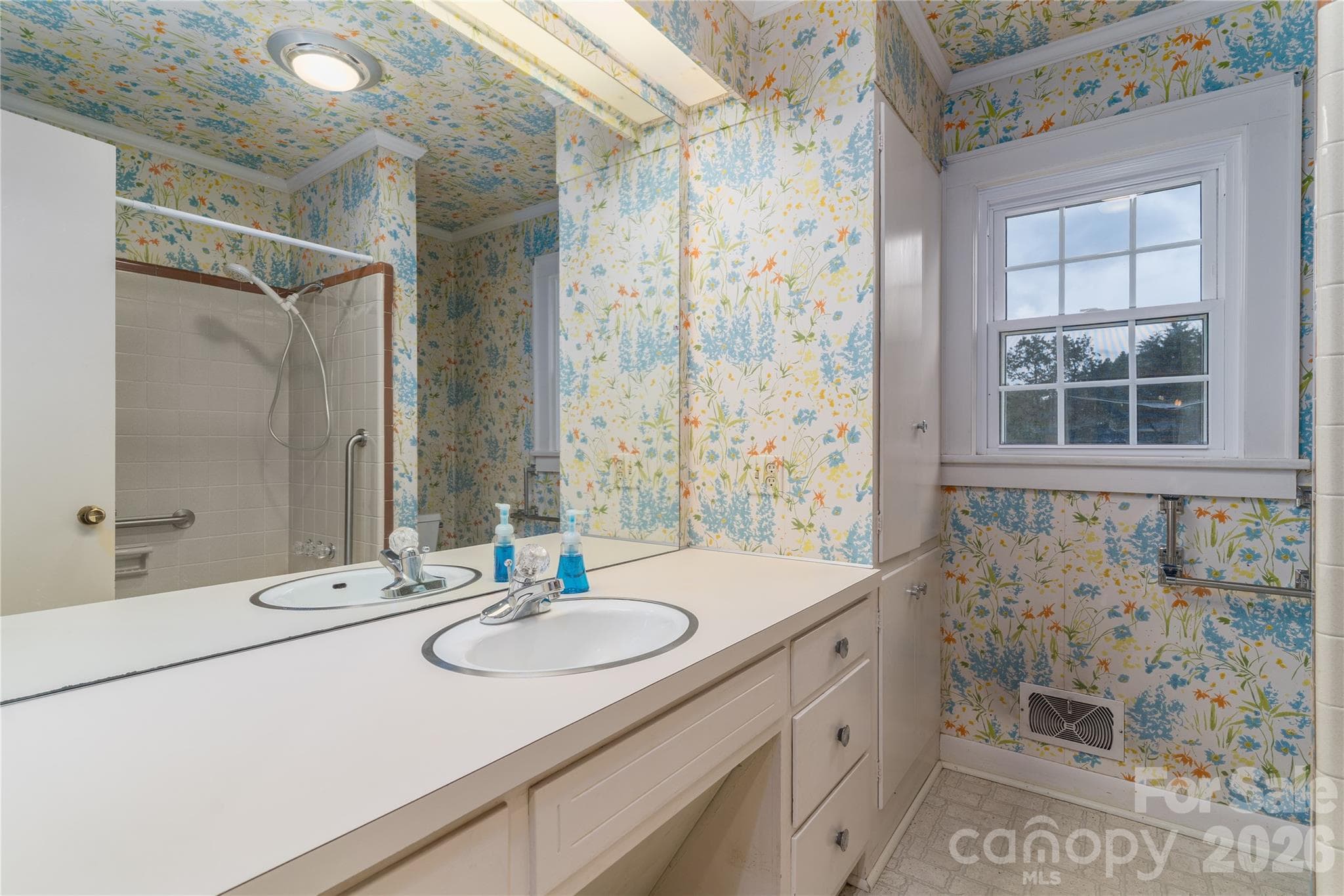Full bathroom that sits in between both bedrooms - 5271 Harris Farm Road, Hickory