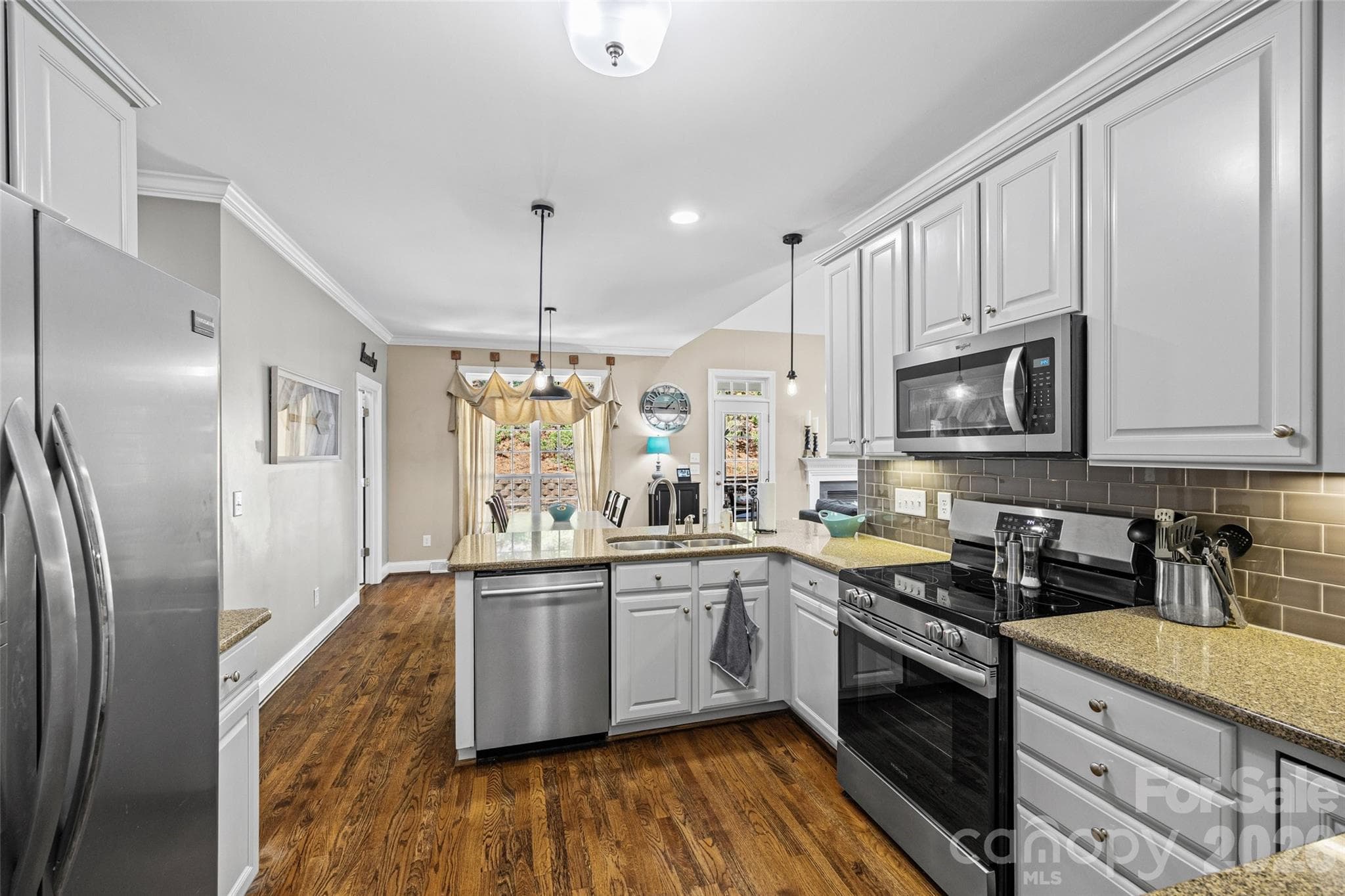 Single Family Residence at 1063 Hunters Run Drive, Tega Cay, photo 10 of 41