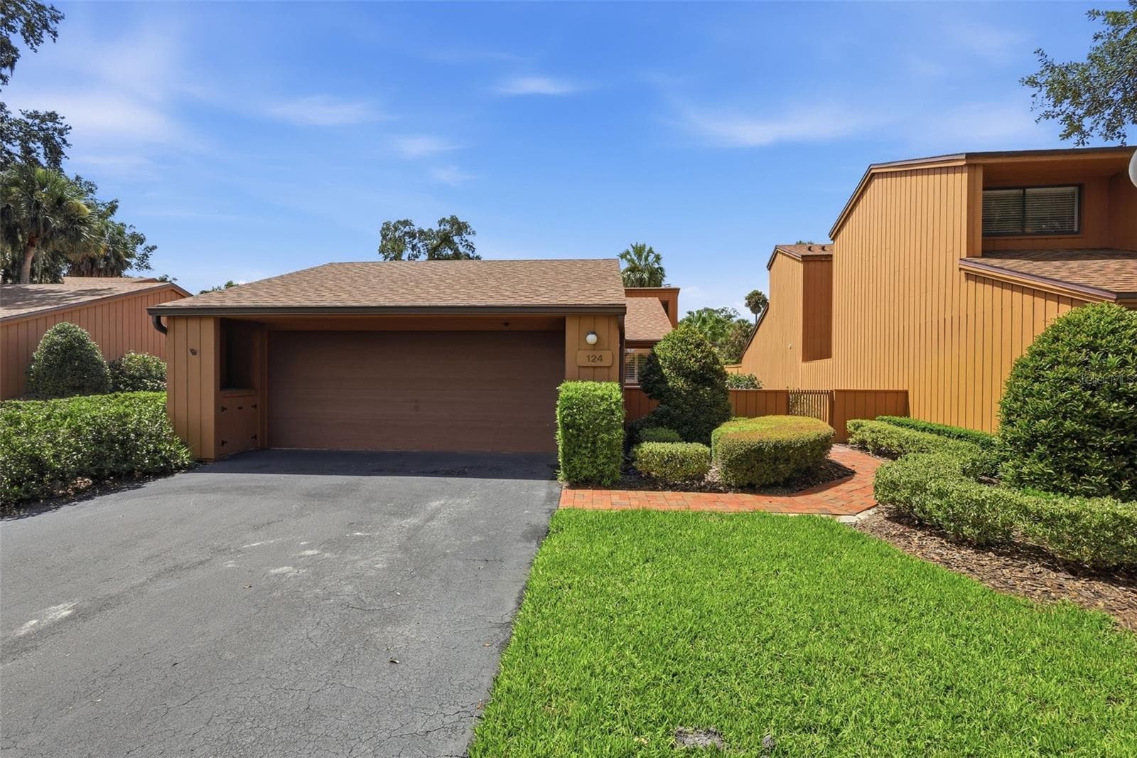 124 OAKS CT