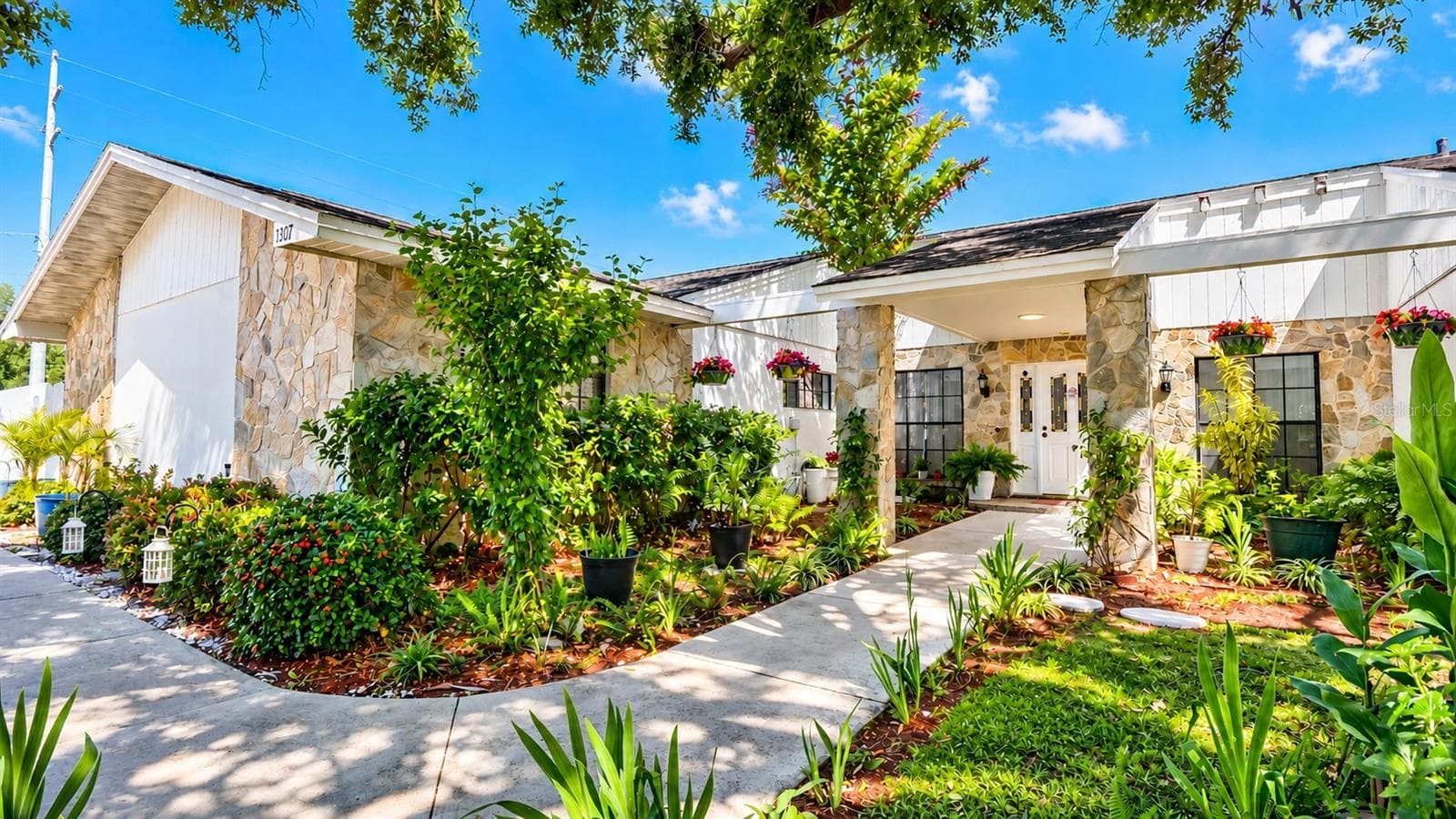 Single Family Residence at 1307 NORMANDY CIR, PALM HARBOR, photo 4 of 80