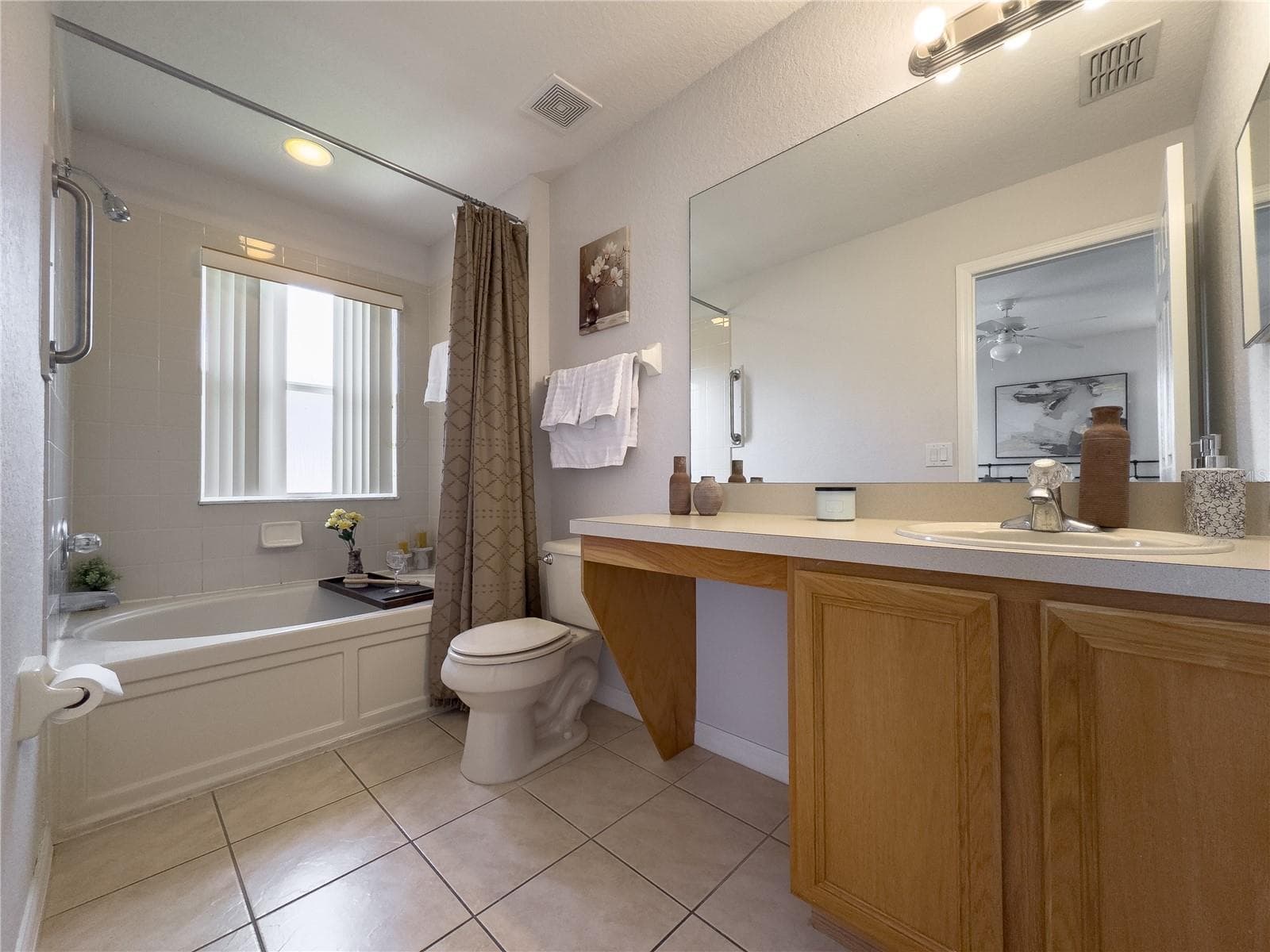 Townhouse at 354 LA MIRAGE ST, DAVENPORT, photo 22 of 37