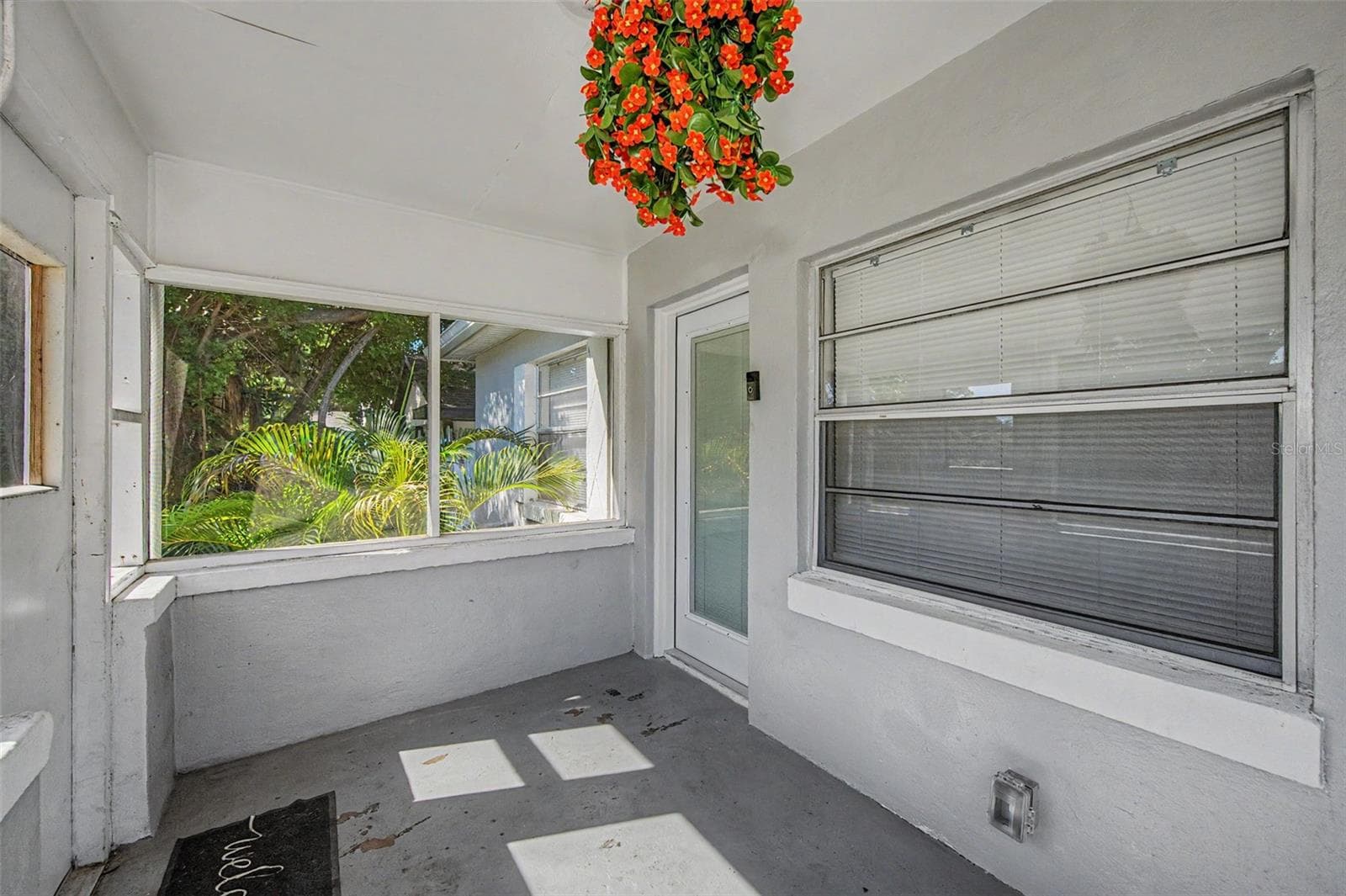 Screened in Patio - 1001 QUEEN ST S, ST PETERSBURG