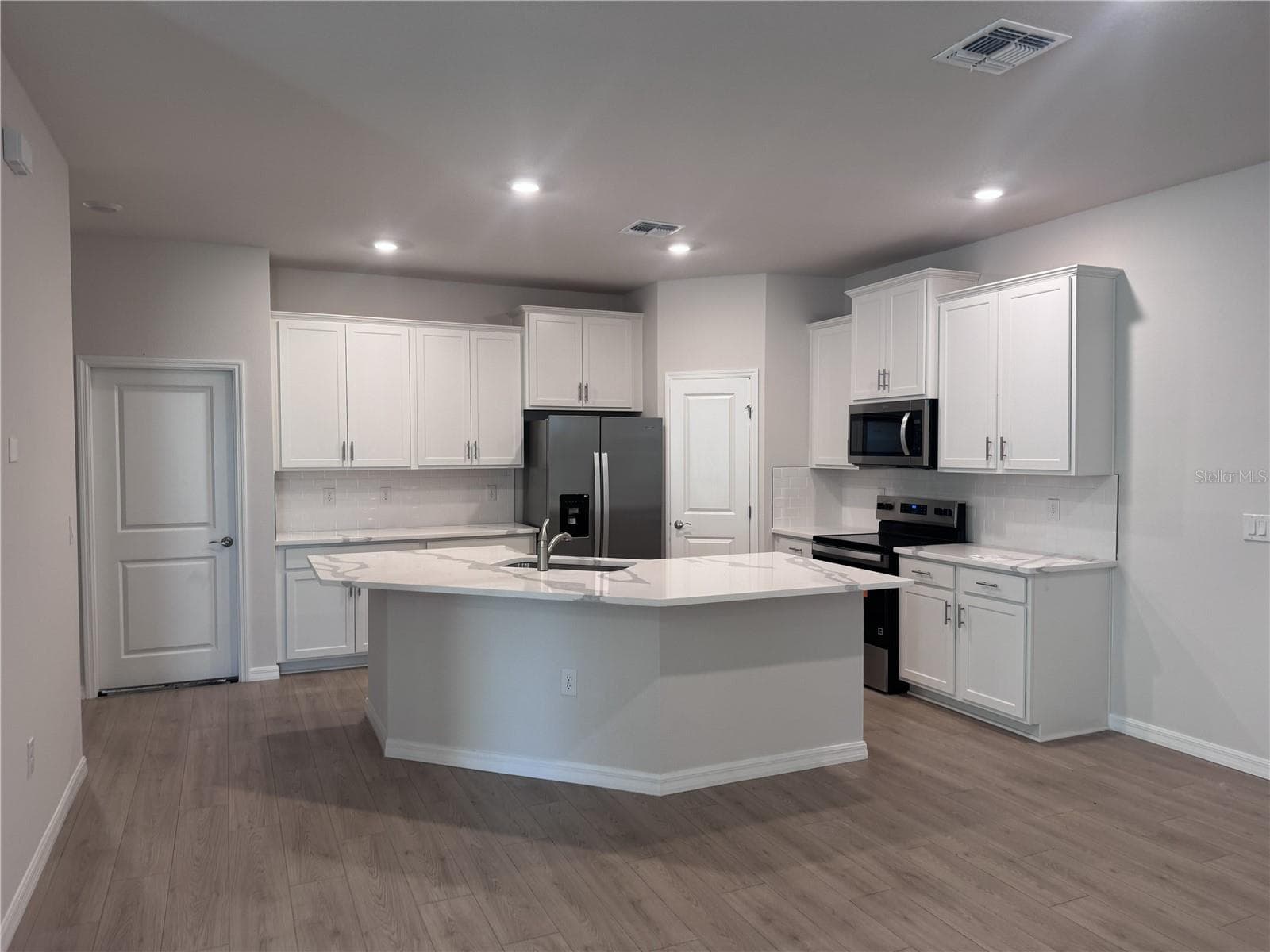 Villa at 18354 TAVERNSIDE TRL, LAKEWOOD RANCH, photo 3 of 49