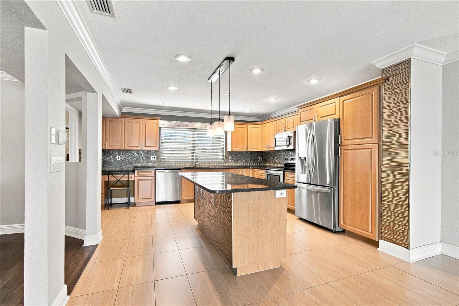 This kitchen will host your largest parties - 152 117TH AVE, TREASURE ISLAND