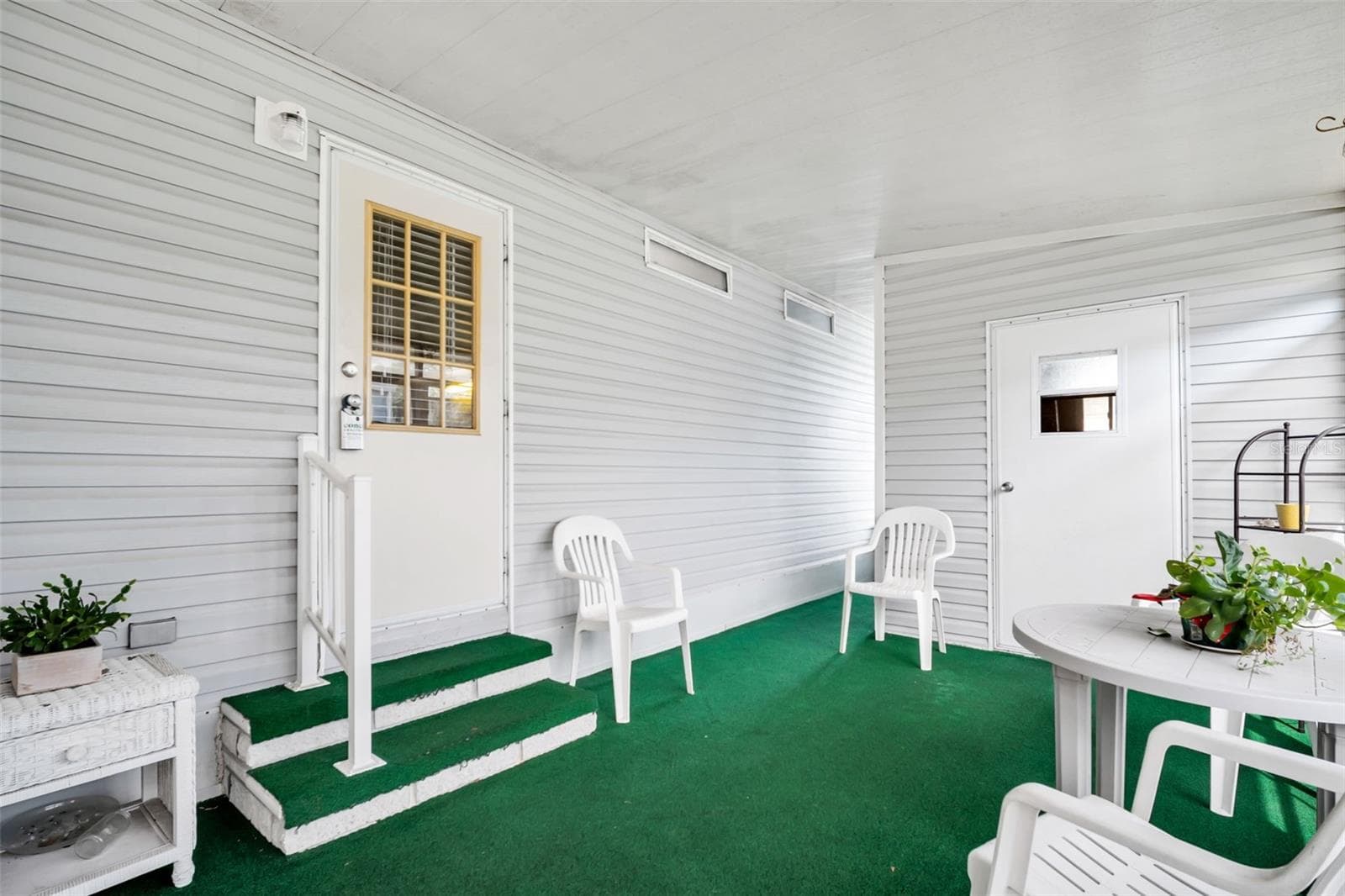 Lanai - 428 PELICAN DR S, OLDSMAR