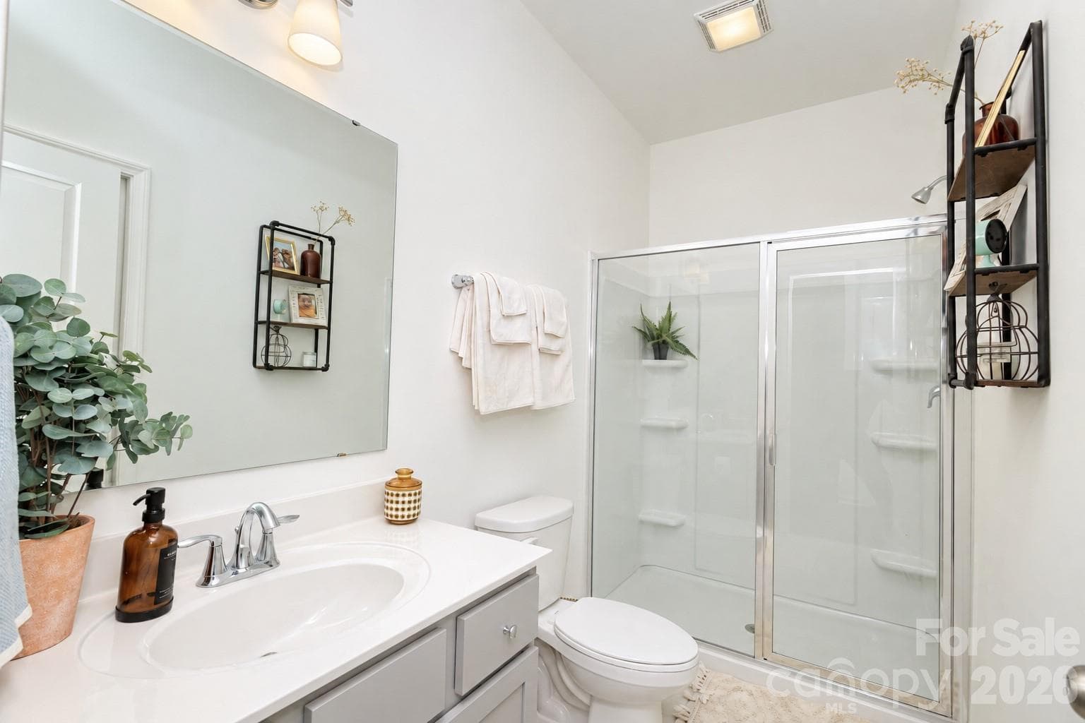Guest bathroom on main level - 106 Stonewater Drive, Stanfield