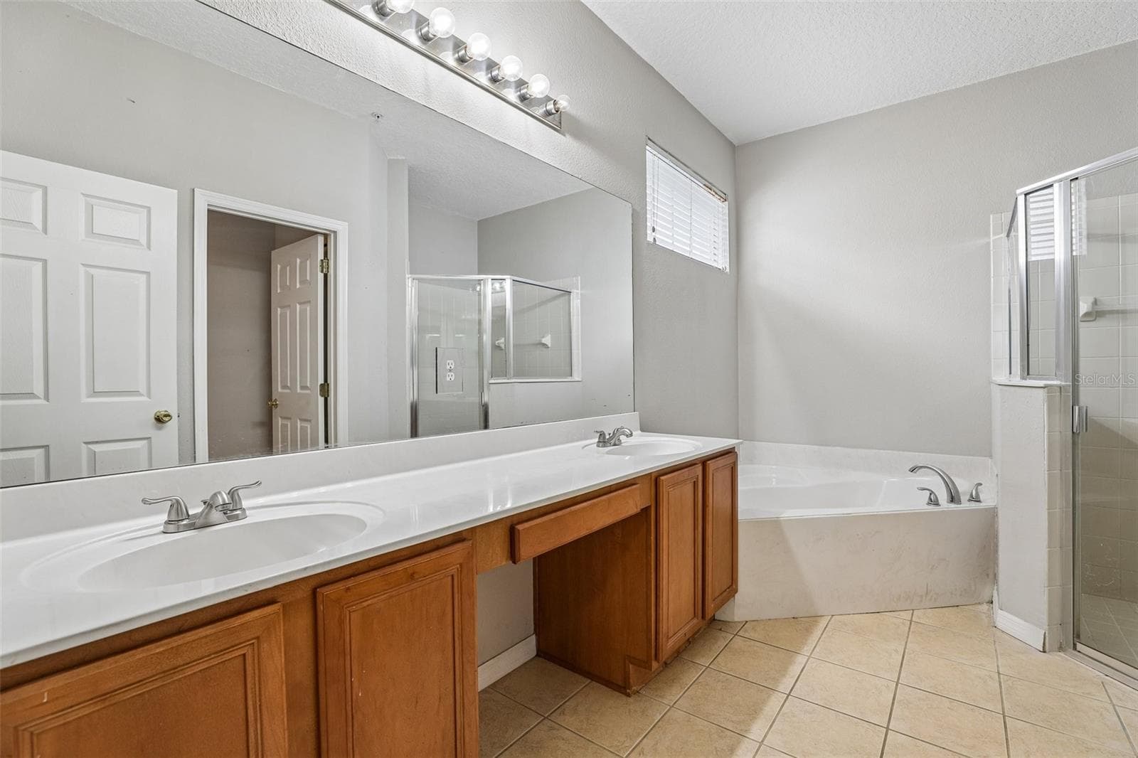 Primary en-suite bath. - 10411 KRISTEN PARK DR, ORLANDO