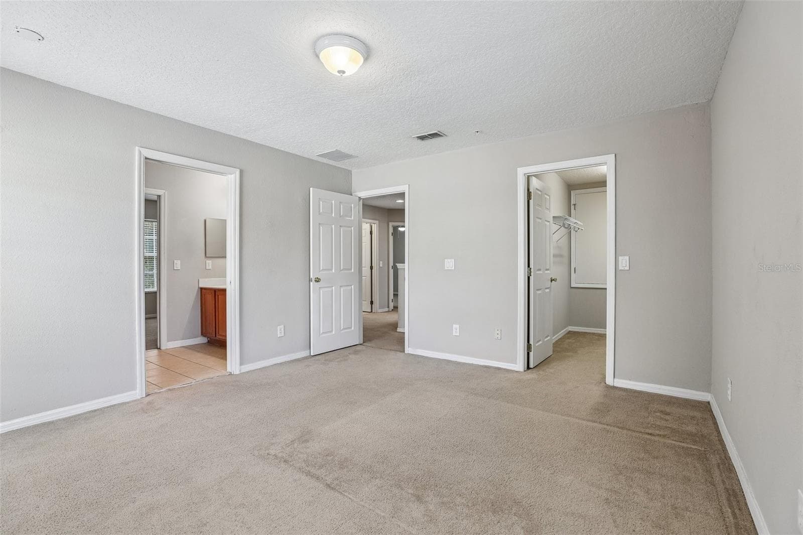 Second bedroom, en-suite access to a shared bath. - 10411 KRISTEN PARK DR, ORLANDO