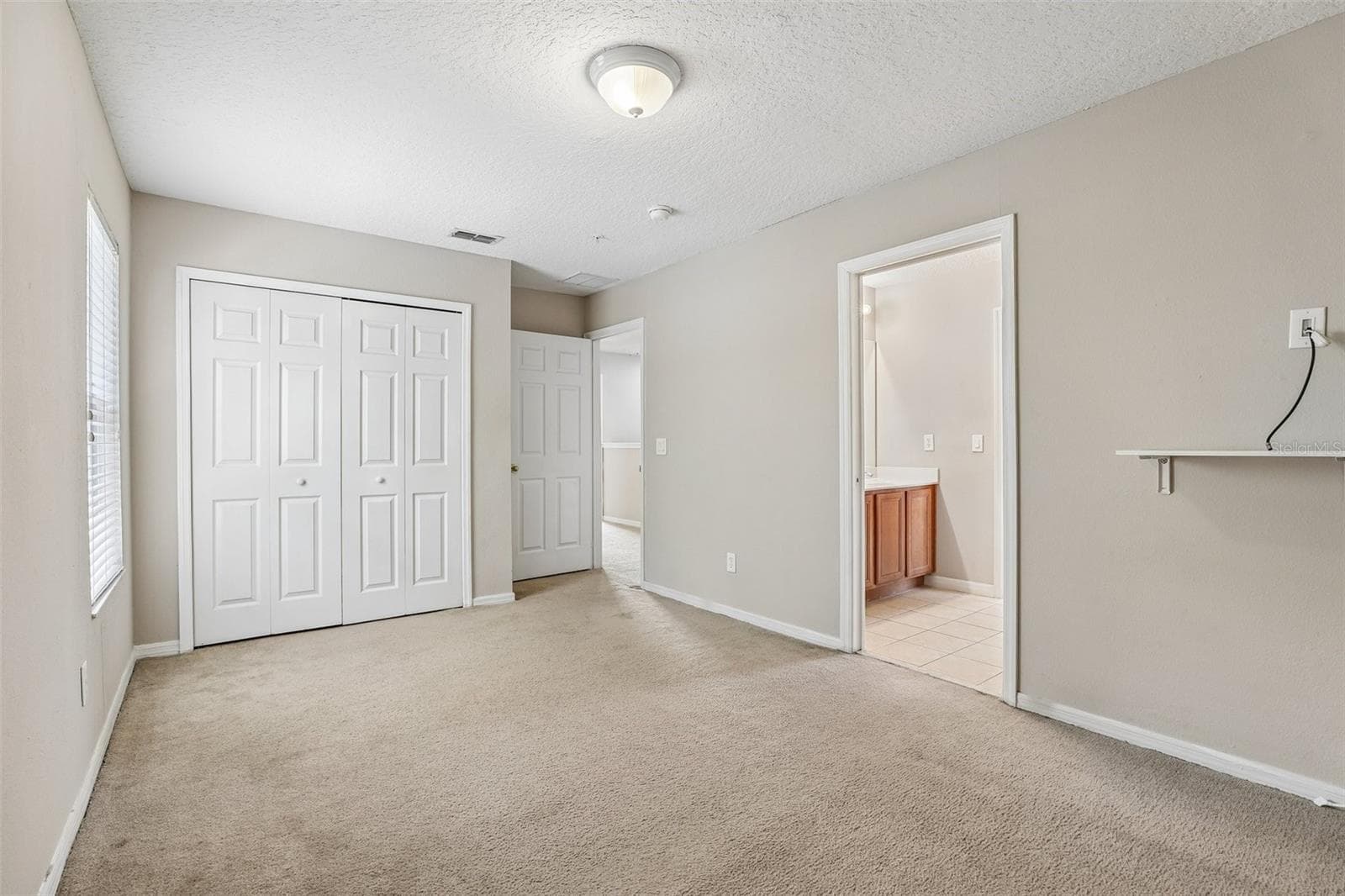 Third bedroom, en-suite access to a shared bath. - 10411 KRISTEN PARK DR, ORLANDO