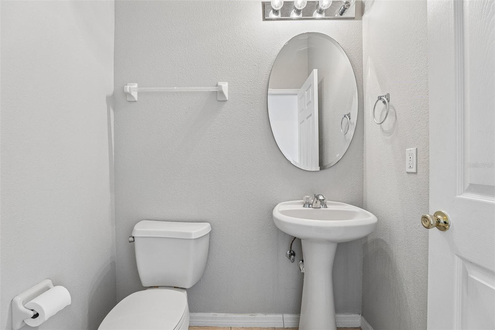 Convenient main floor half bath. - 10411 KRISTEN PARK DR, ORLANDO