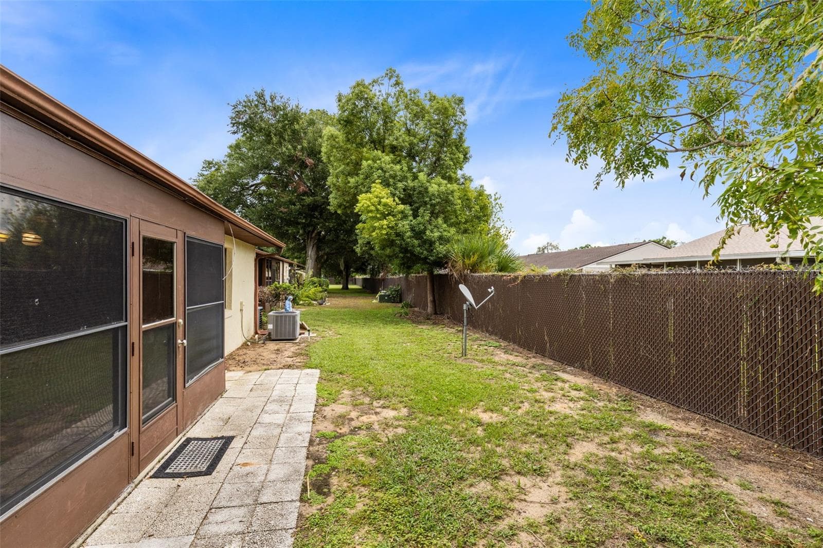 Rear exterior lawn and pavers - 12422 CLUBHOUSE CT, TAVARES
