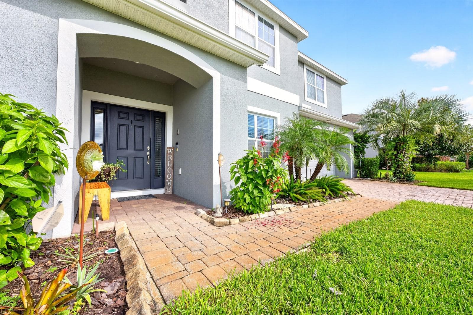 Thoughtful landscaping adds curb appeal, covered front entry. - 3135 AMALFI DR, ORLANDO