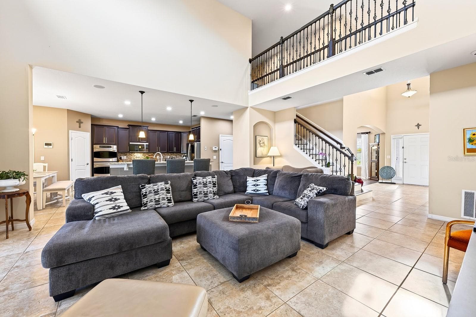 Natural light pours into the two story family room. - 3135 AMALFI DR, ORLANDO