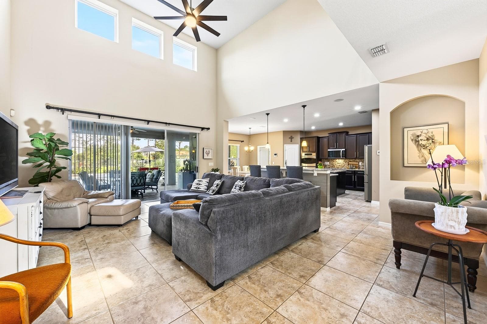 Natural light pours into the two story family room. - 3135 AMALFI DR, ORLANDO