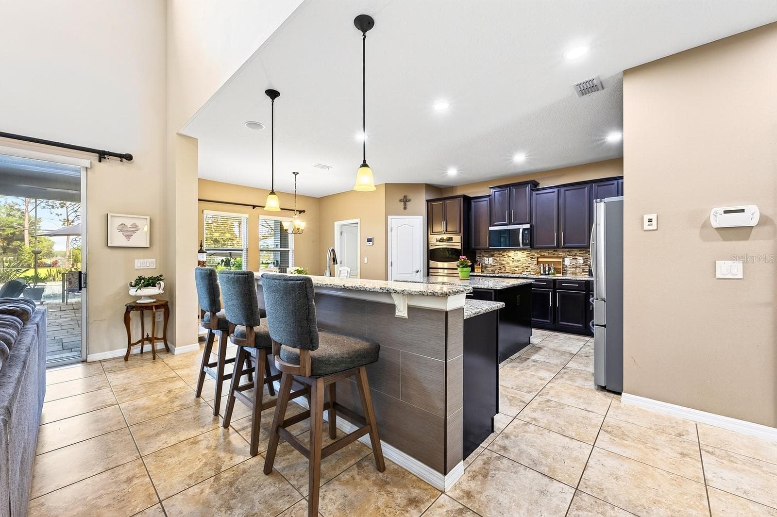 The kitchen truly is the heart of this beautiful home, gather with family or entertain friends. - 3135 AMALFI DR, ORLANDO