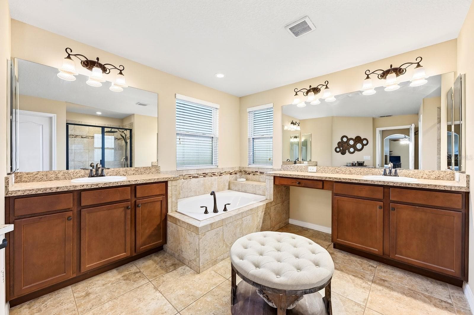 Second floor primary en-suite bath. - 3135 AMALFI DR, ORLANDO