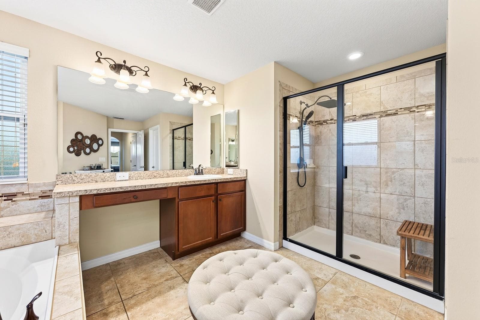 Second floor primary en-suite bath. - 3135 AMALFI DR, ORLANDO