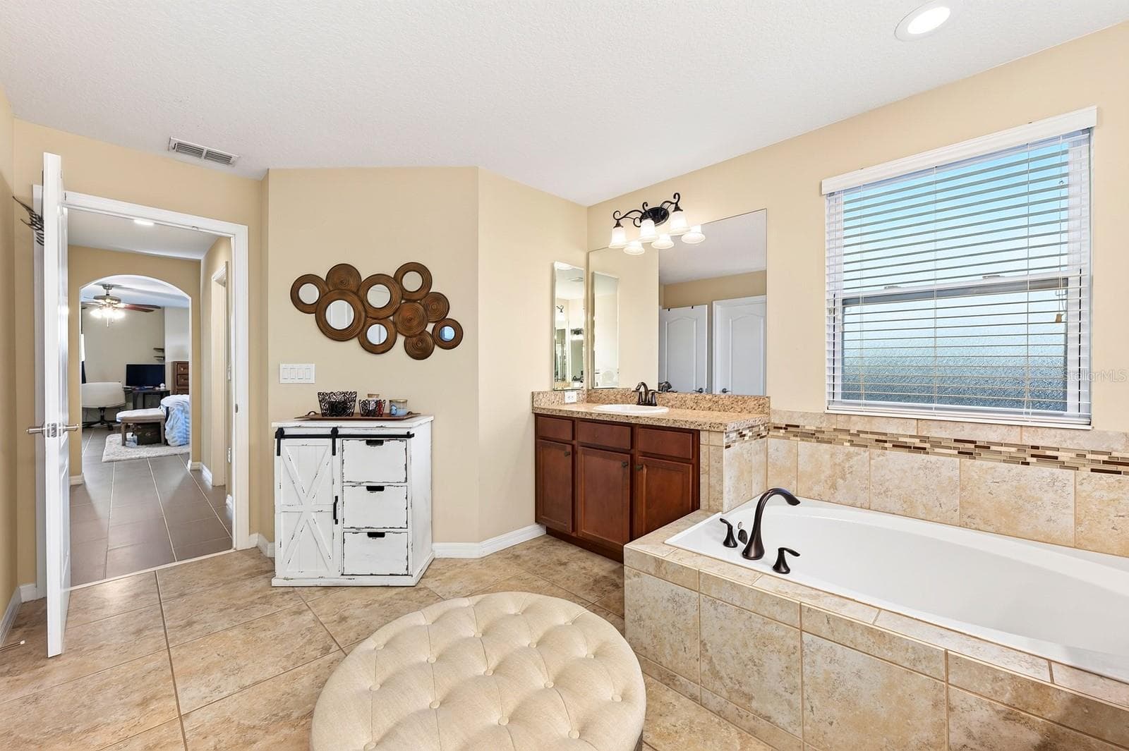 Second floor primary en-suite bath. - 3135 AMALFI DR, ORLANDO