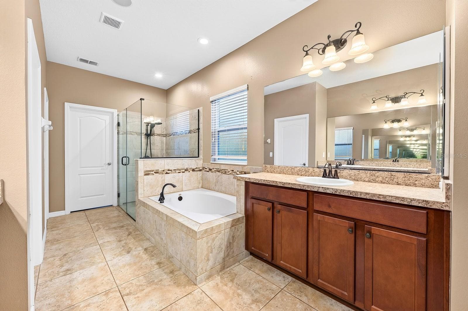 Main floor primary en-suite bath. - 3135 AMALFI DR, ORLANDO