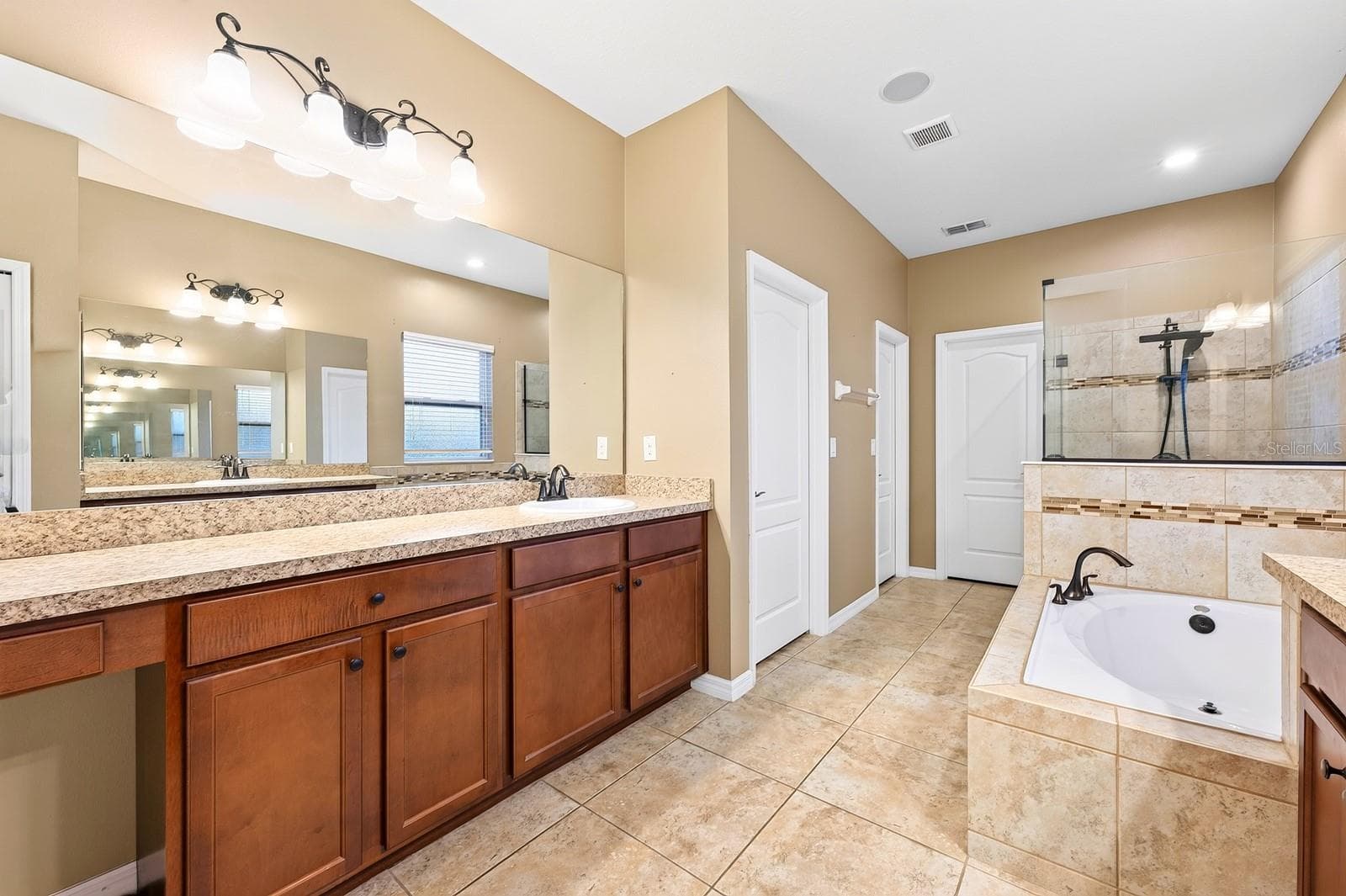 Main floor primary en-suite bath. - 3135 AMALFI DR, ORLANDO